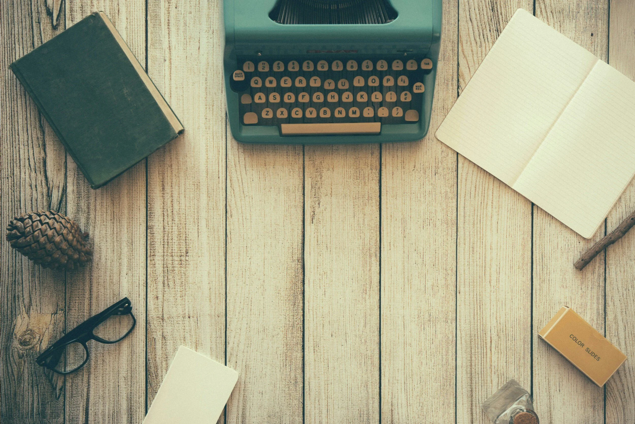 A typewriter, representing SAFE court-ready co-parenting messages